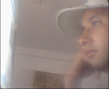 c moi meskin mkharaj 3aynih fi pc